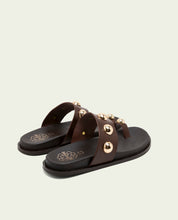 SANDALE PLATE EN CUIR CLOUS MOKA