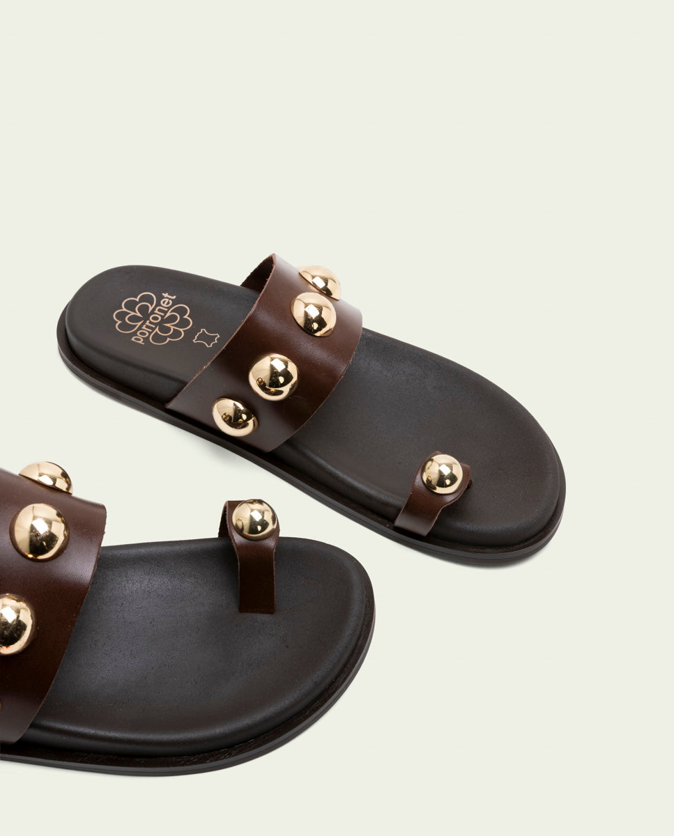 SANDALE PLATE EN CUIR CLOUS MOKA