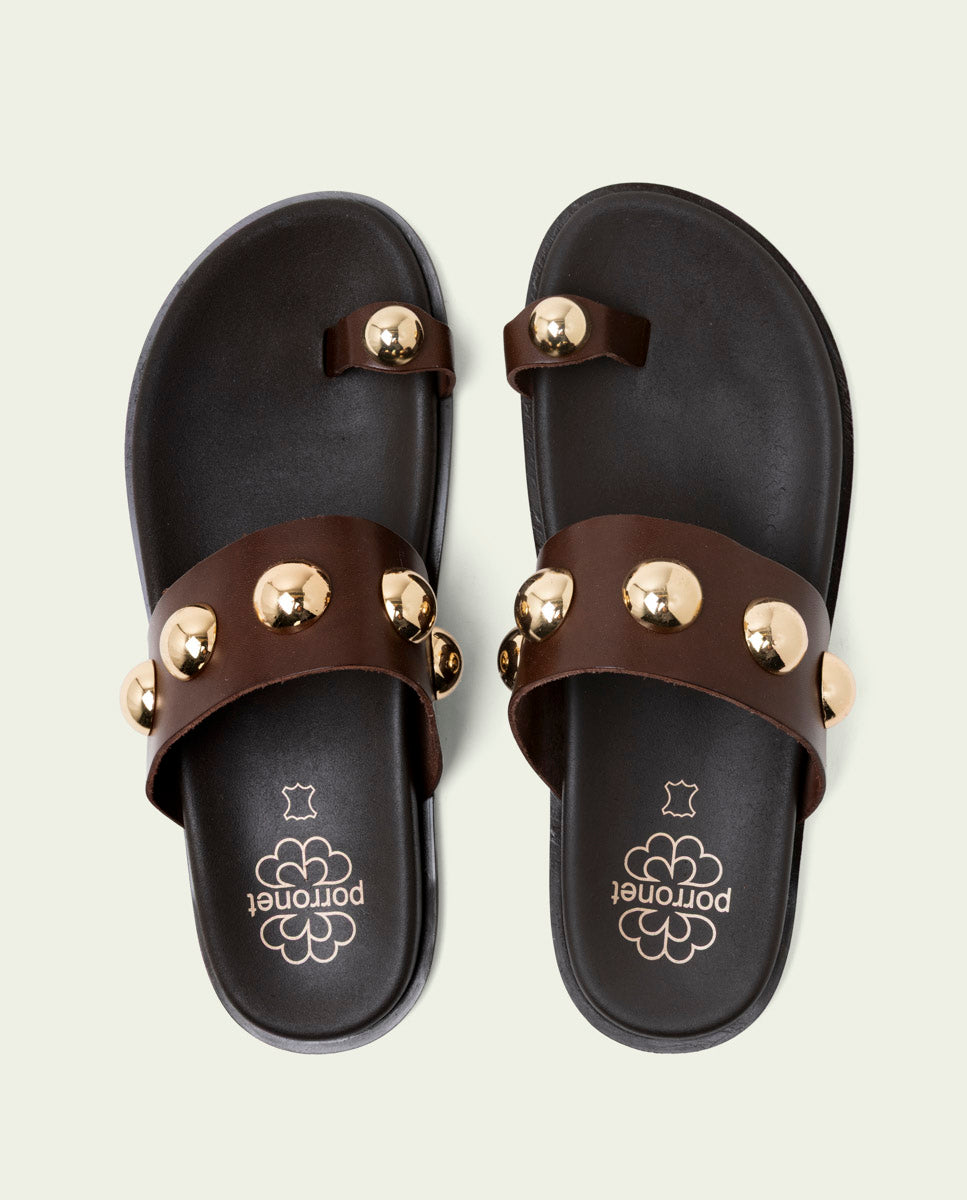 SANDALE PLATE EN CUIR CLOUS MOKA
