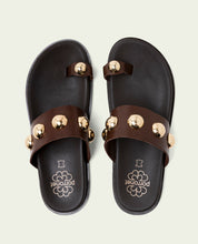 SANDALE PLATE EN CUIR CLOUS MOKA