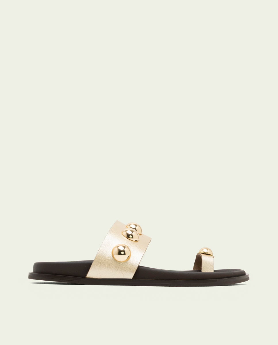 SANDALE PLATE EN CUIR HADID CLOUS OR