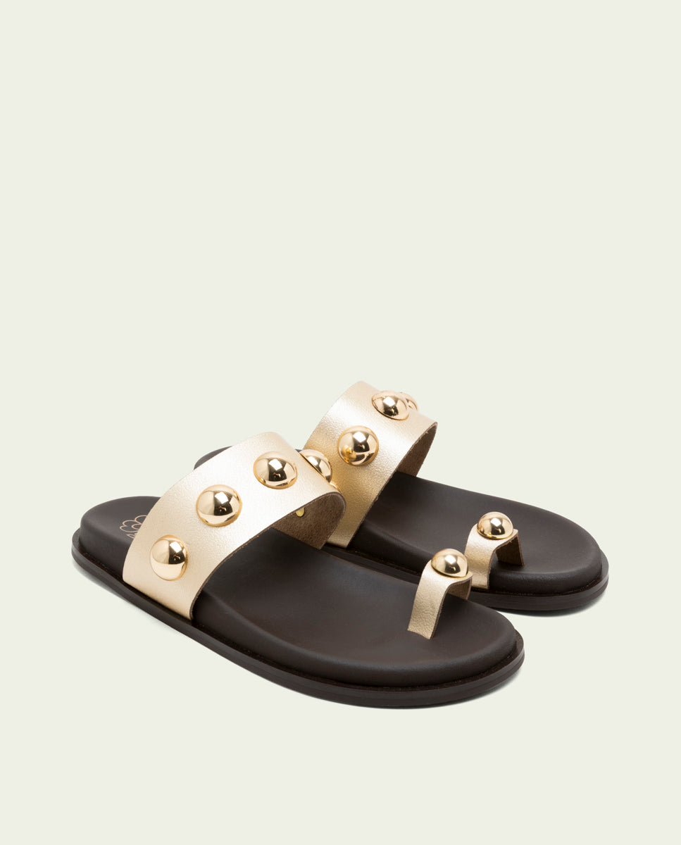 SANDALE PLATE EN CUIR HADID CLOUS OR