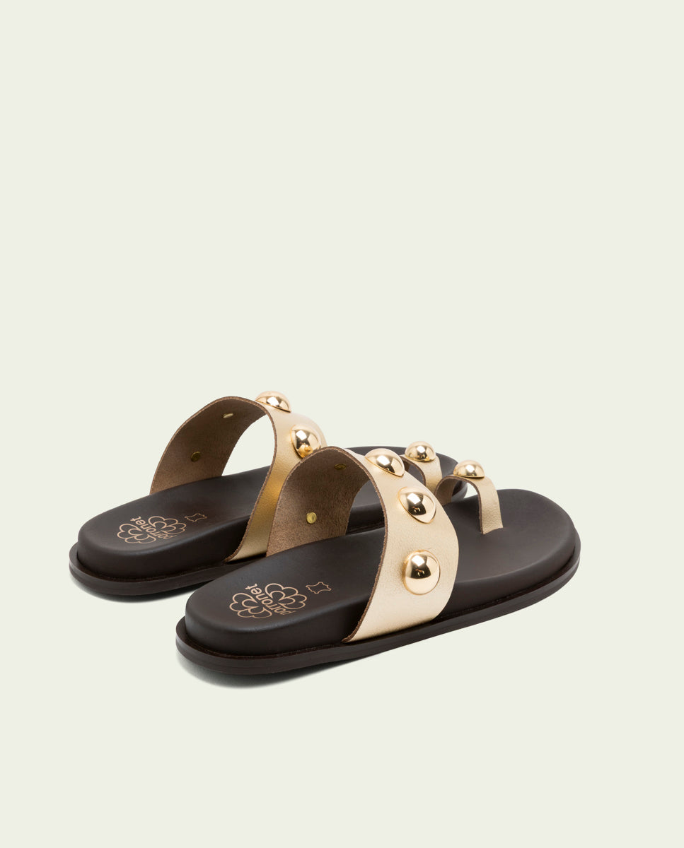 SANDALE PLATE EN CUIR HADID CLOUS OR