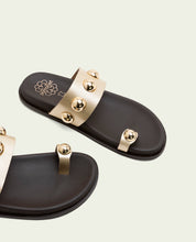 SANDALE PLATE EN CUIR HADID CLOUS OR