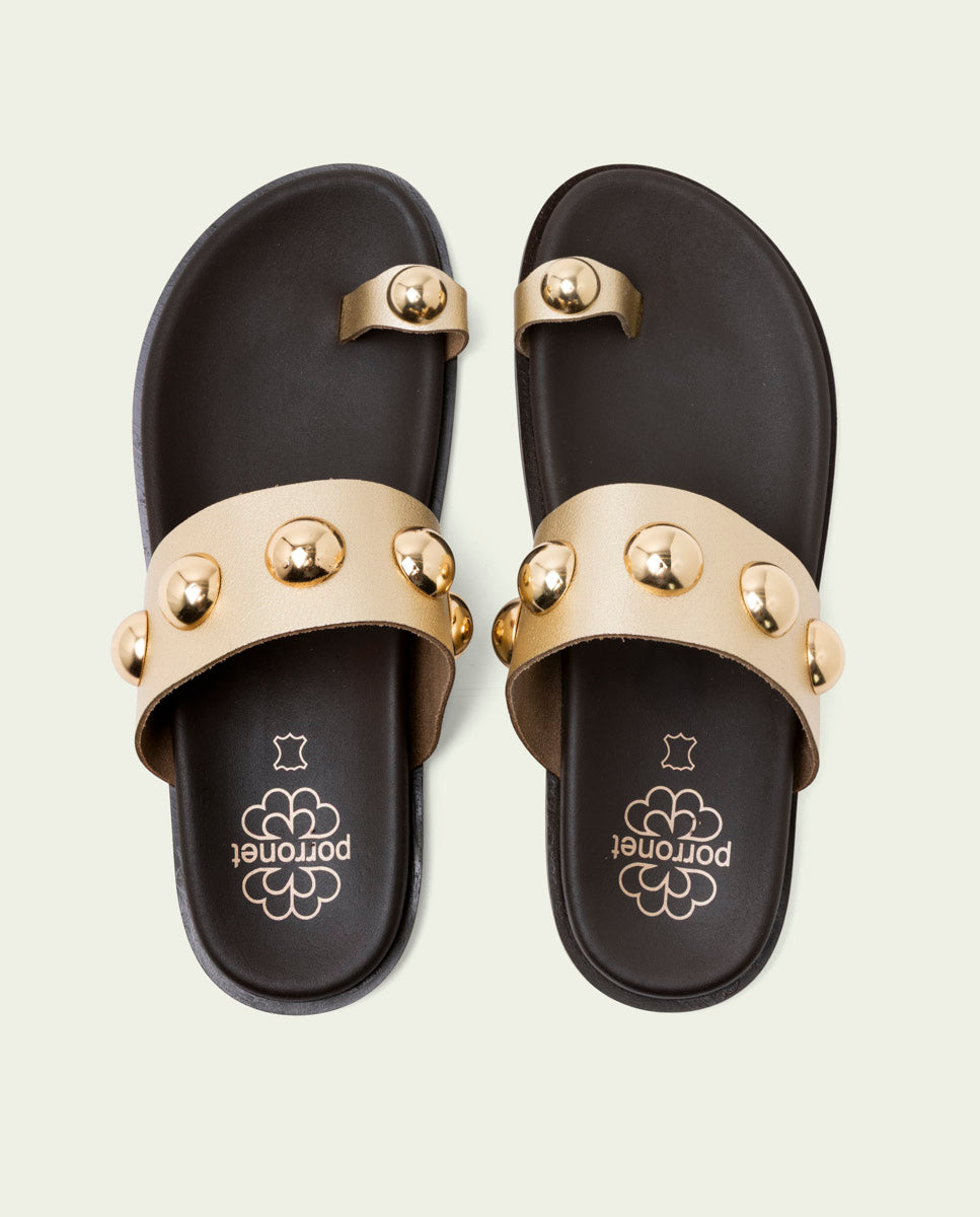 SANDALE PLATE EN CUIR HADID CLOUS OR