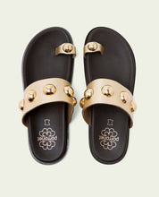 SANDALE PLATE EN CUIR HADID CLOUS OR