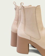 BOTTINES À TALONS TAUPE AVEC ÉLASTIQUES LAURA