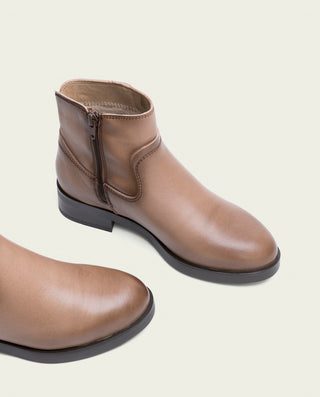 BOTTINES EN CUIR TAUPE AVEC FERMENTEURE ÉCLAIR EINES