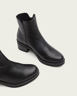 BOTTINES EN CUIR NOIR AVEC FERMETURE ÉCLAIR GINGER