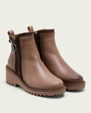 BOTTINES EN CUIR AVEC TALON ET FERMETURE ÉCLAIR TAUPE LEONA.