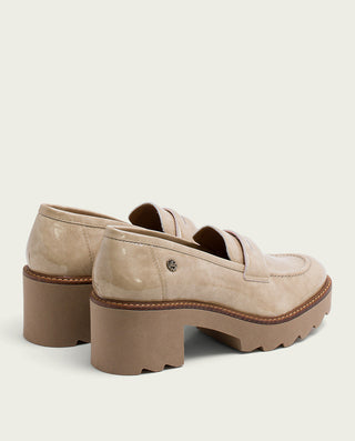 MOCASSINS EN CUIR LAQUÉ AVEC TALON TAUPE MADDY