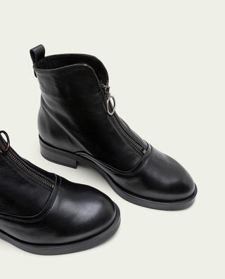 BOTTINES EN CUIR NOIR AVEC ÉCLAIR CENTRALE BEATRIZ