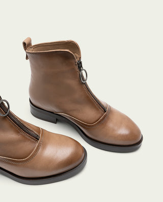 BOTTINES EN CUIR TAUPE AVEC ÉCLAIR CENTRALE BEATRIZ