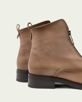 BOTTINES EN CUIR TAUPE AVEC ÉCLAIR CENTRALE BEATRIZ