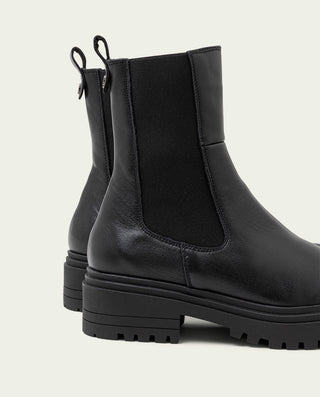 BOTTINES EN CUIR NOIRS AVEC ÉLASTIQUES CAROL