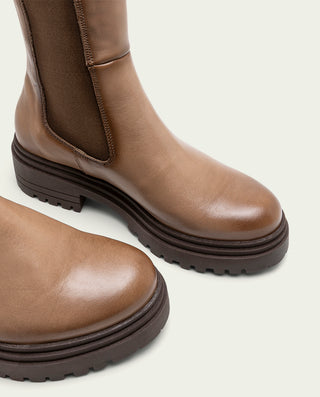 BOTTINES EN CUIR TAUPE AVEC ÉLASTIQUES CAROL