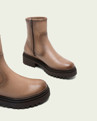 BOTTINES EN CUIR TAUPE AVEC FERMETURE ÉCLAIR CLARA