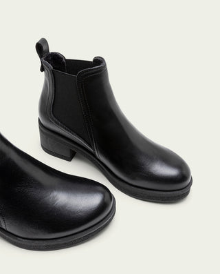 BOTTINES EN CUIR NOIR AVEC ÉLASTIQUES DAFNE