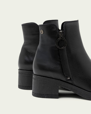 BOTTINES EN CUIR NOIR AVEC FERMETURE ÉCLAIR DELIA