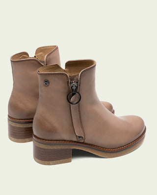 BOTTINES EN CUIR TAUPE AVEC ÉCLAIR DELIA