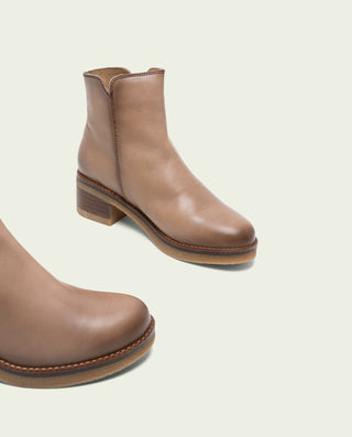 BOTTINES EN CUIR TAUPE AVEC ÉCLAIR DELIA