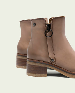 BOTTINES EN CUIR TAUPE AVEC ÉCLAIR DELIA