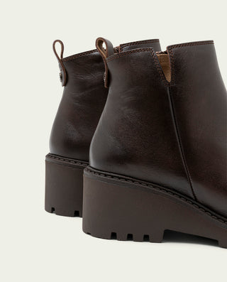 BOTTINES EN CUIR À TALON COMPENSÉ MOKA ELENA