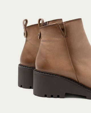 BOTTINES EN CUIR À SEMELLE COMPENSÉE TAUPE ELENA