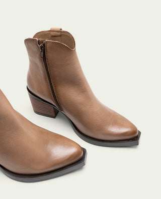 BOTTINES COWBOY EN CUIR TAUPE AVEC ÉCLAIR FRIDA
