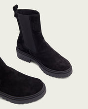 BOTTINES EN DAIM NOIR AVEC ÉLASTIQUES KIRA
