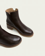 BOTTINES EN CUIR AVEC ÉCLAIR LUCÍA MOKA