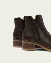 BOTTINES EN CUIR AVEC ÉCLAIR LUCÍA MOKA