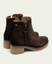 BOTTINES EN DAIM AVEC ÉCLAIR LUNA MOKA