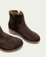 BOTTINES EN DAIM AVEC ÉCLAIR LUNA MOKA