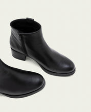 BOTTINES À TALON EN CUIR AVEC ÉCLAIR OLGA NOIR