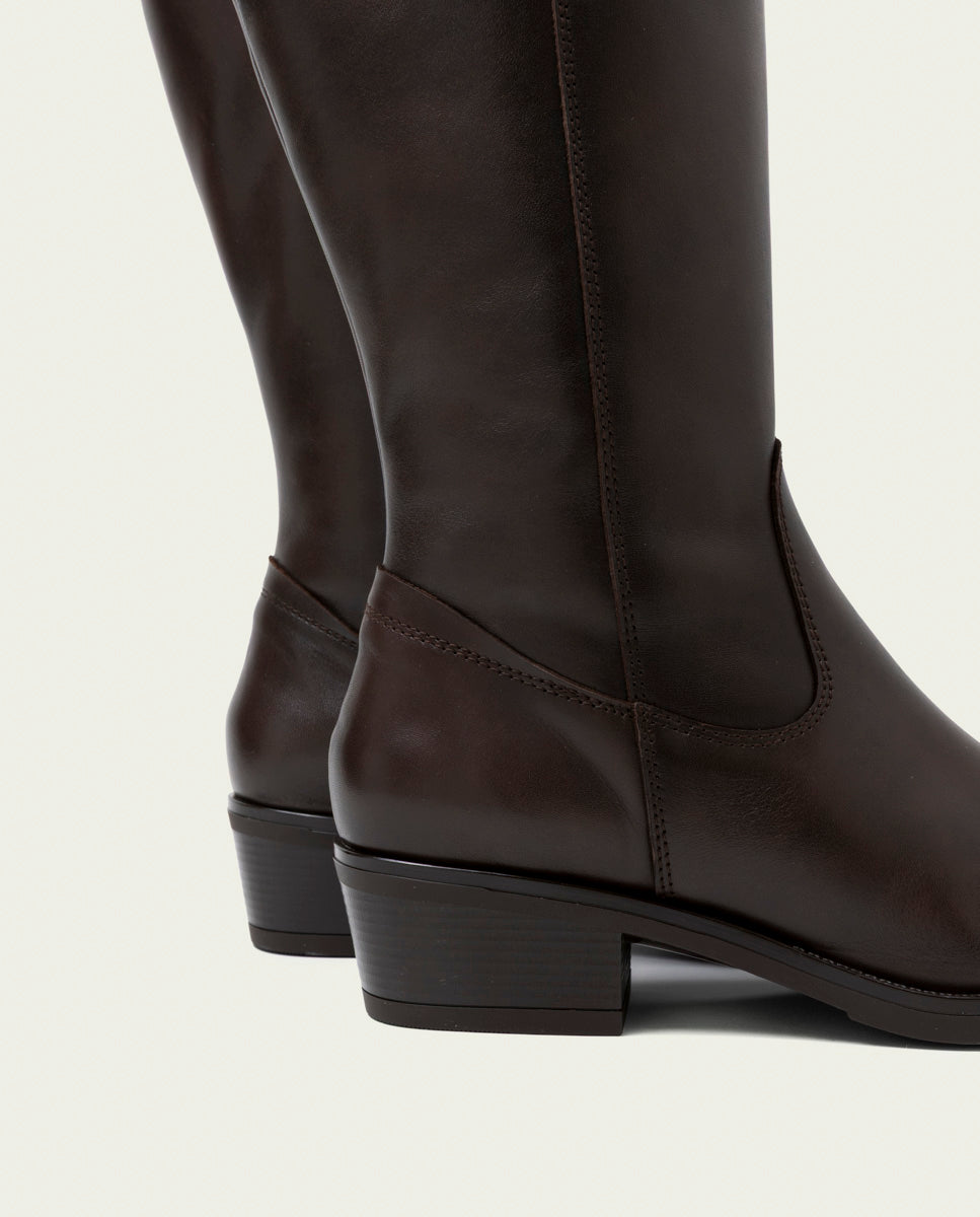 BOTTES EN CUIR À TIGE LARGE MÓNICA MOKA
