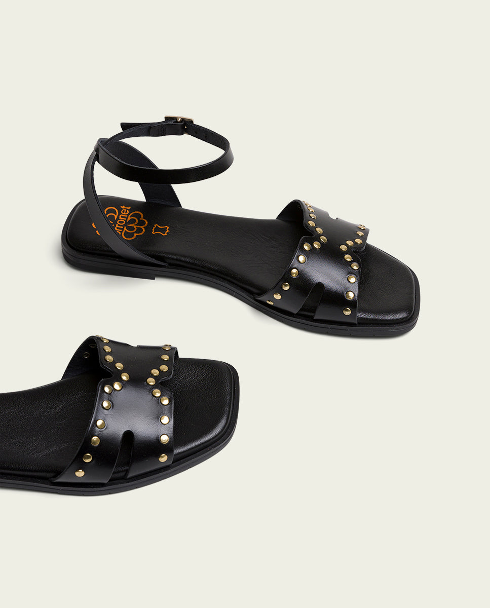 SANDALE PLATE EN CUIR NOIR CLOUTÉ VIKA