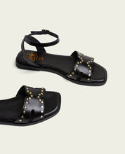 SANDALE PLATE EN CUIR NOIR CLOUTÉ VIKA