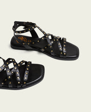 SANDALE PLATE EN CUIR NOIR CLOUTÉS VERNA