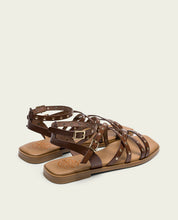 SANDALE PLATE EN CUIR ROMAINE CLOUTÉS MOKA VERNA
