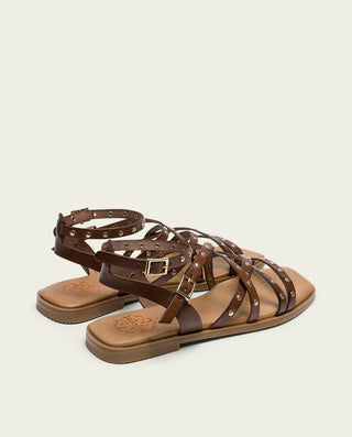 SANDALE PLATE EN CUIR ROMAINE CLOUTÉS MOKA VERNA