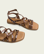 SANDALE PLATE EN CUIR ROMAINE CLOUTÉS MOKA VERNA