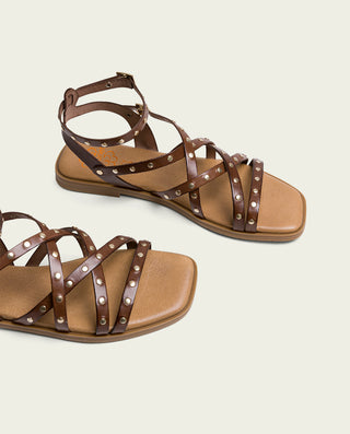 SANDALE PLATE EN CUIR ROMAINE CLOUTÉS MOKA VERNA